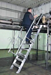 Krause ipari lépcső alumíniumból 600mm széles fokokkal, 45fokos dőlésszög,  egyoldali korláttal